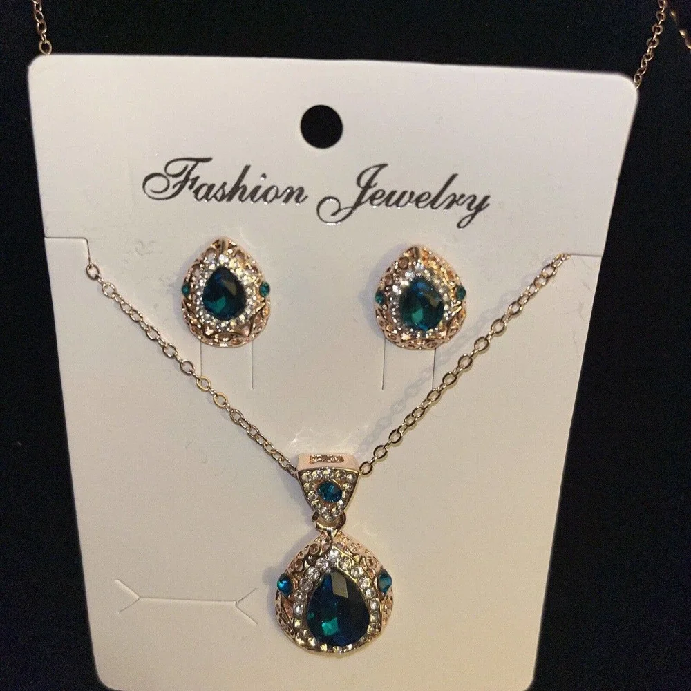 Hollowed Out Floral Pattern Waterdrop Green Necklace And Earrings Gold Tone (1)